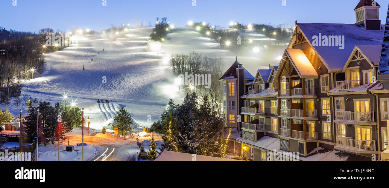 Blue Mountain Village im Winter mit Gebirgshintergrund Stockfoto