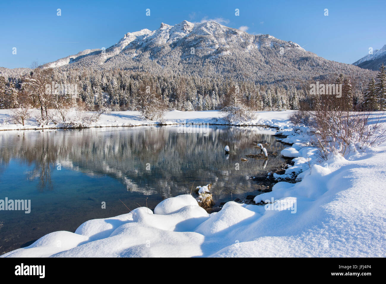 Die Isar im Winter in Krün im Karwendel Stockfoto