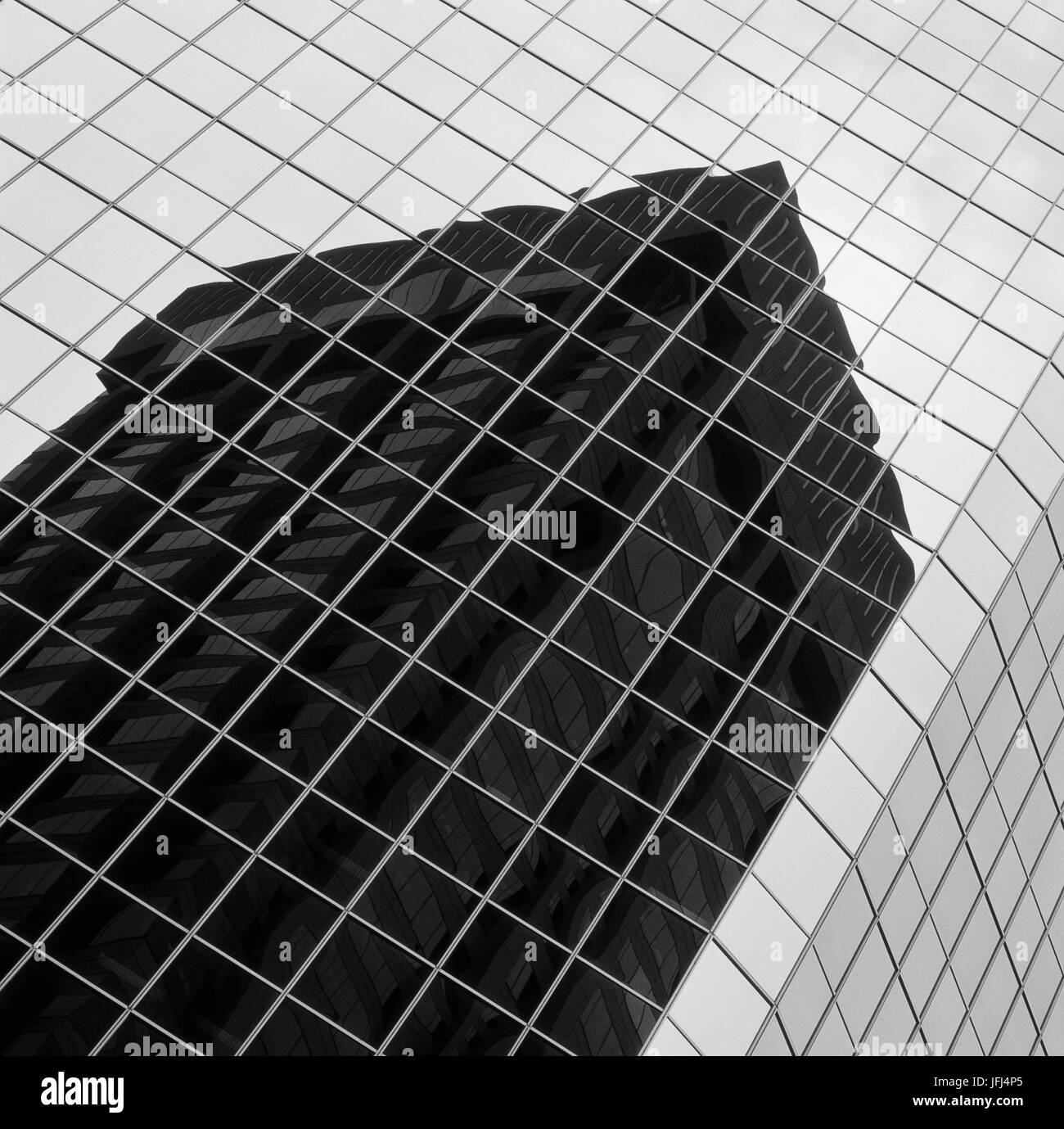 Bürohochhaus Fassade aus Glas und Beton, Spiegelung, s/w Stockfoto