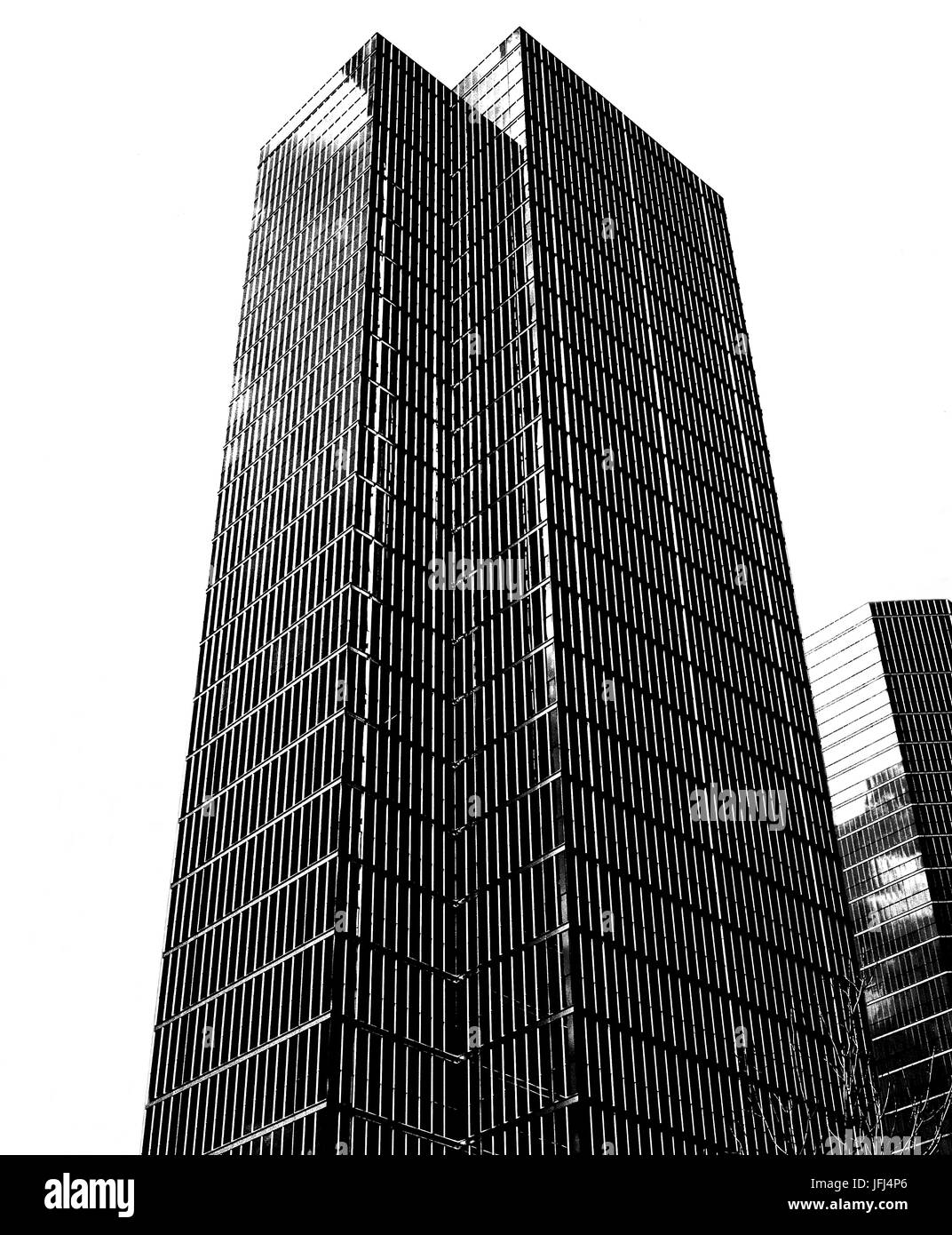 Moderne Büro-Hochhaus aus Glas und Beton, s/w Stockfoto