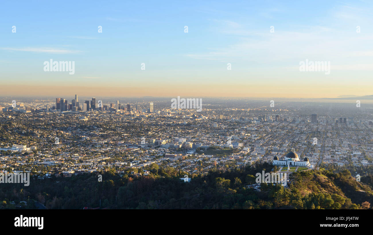 Panoramablick im Zentrum der Stadt Los Angeles und Griffith Observatorium, Kalifornien, Los Angeles, USA Stockfoto