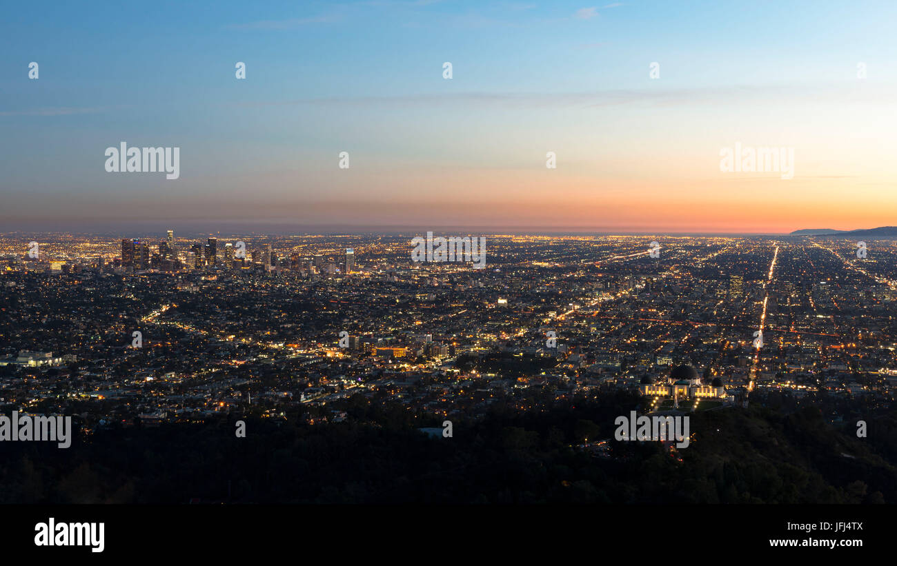 Panoramablick im Zentrum der Stadt Los Angeles und Griffith Observatorium, Kalifornien, Los Angeles, USA Stockfoto