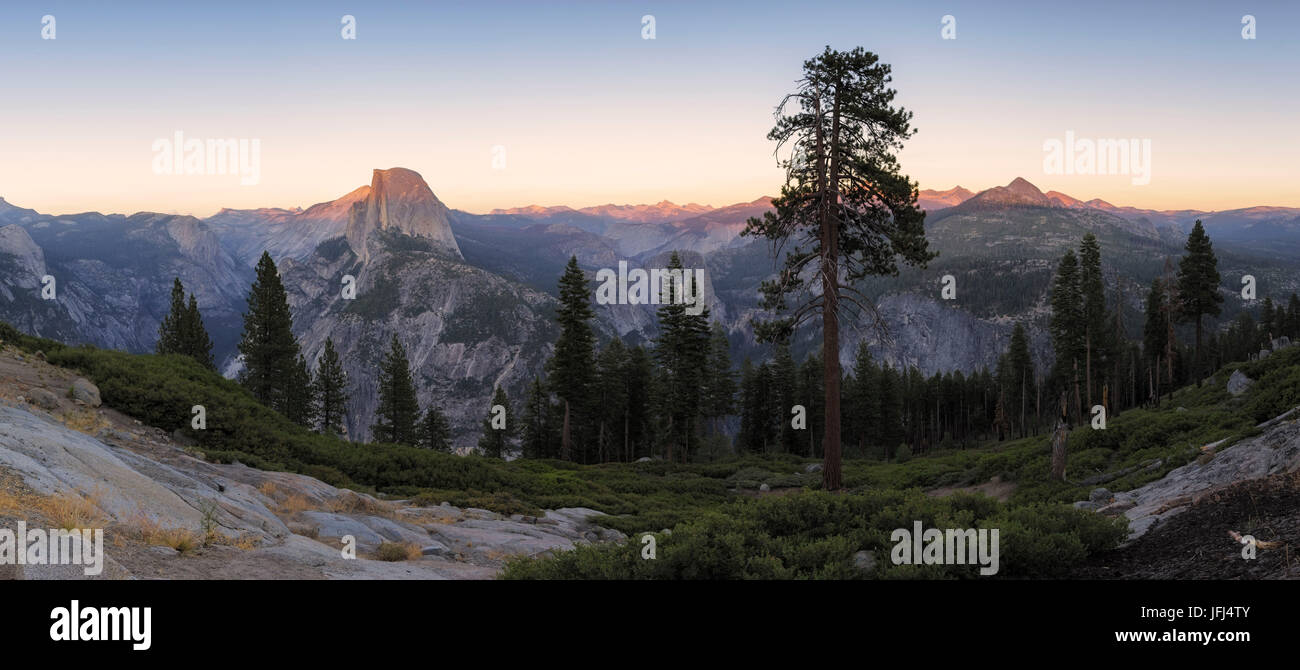 Panorama Blick auf den Half Dome und Umgebung, Yosemite-Nationalpark der USA, California Stockfoto