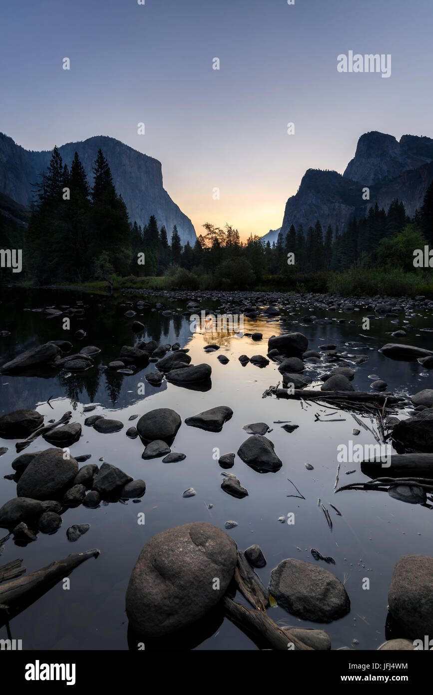 Sonnenaufgang im Merced River, USA, Kalifornien, Yosemite Valley Stockfoto