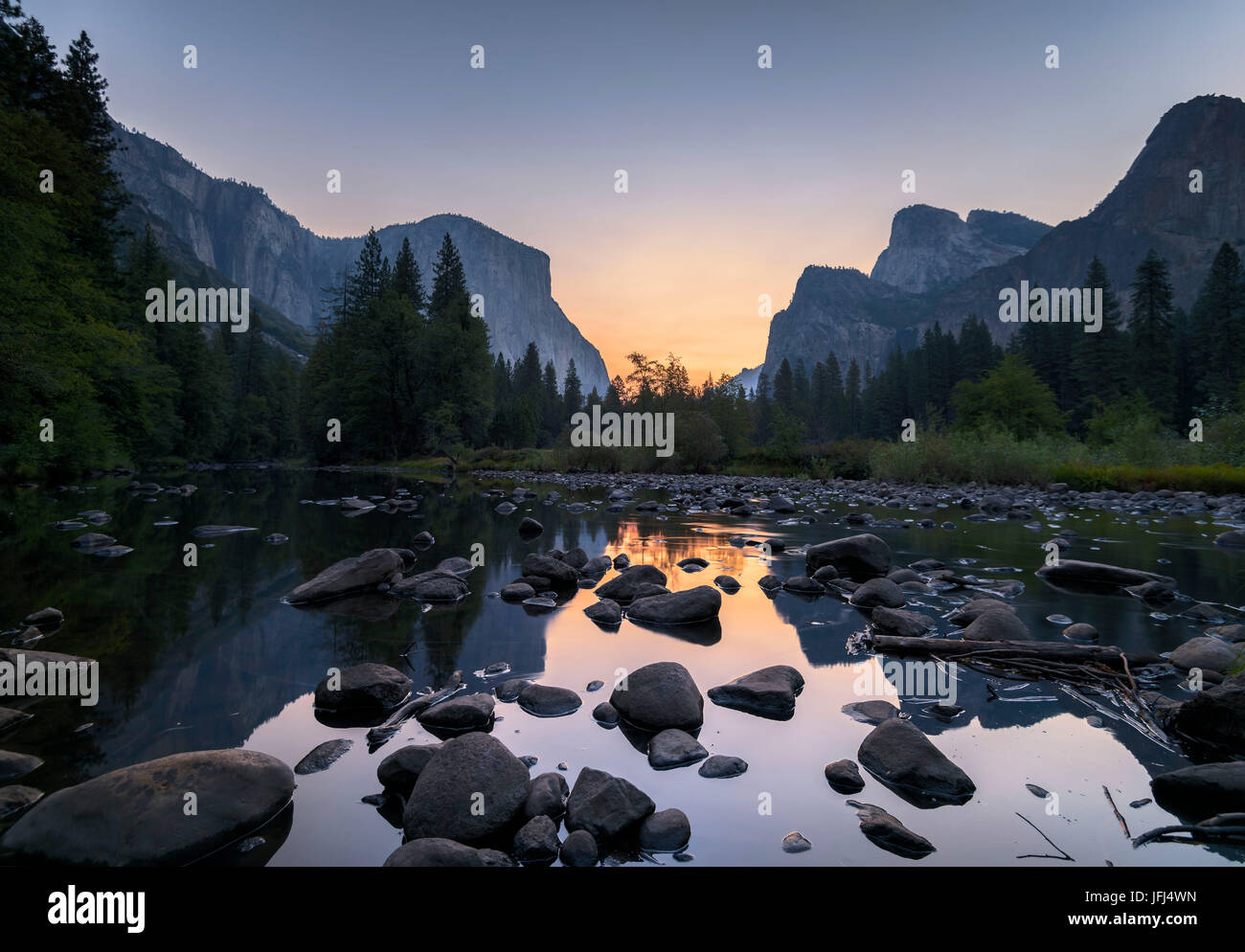 Sonnenaufgang im Merced River, USA, Kalifornien, Yosemite Valley Stockfoto