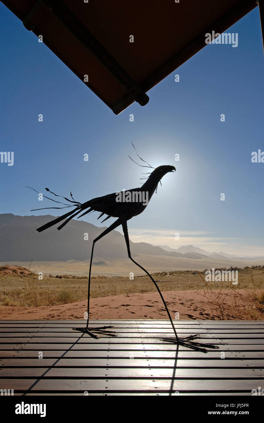 Afrika, Namibia, NamibRand Nature Reserve, Wolwedane Dunes Lodge, Terrasse, Vogel-statue Stockfoto