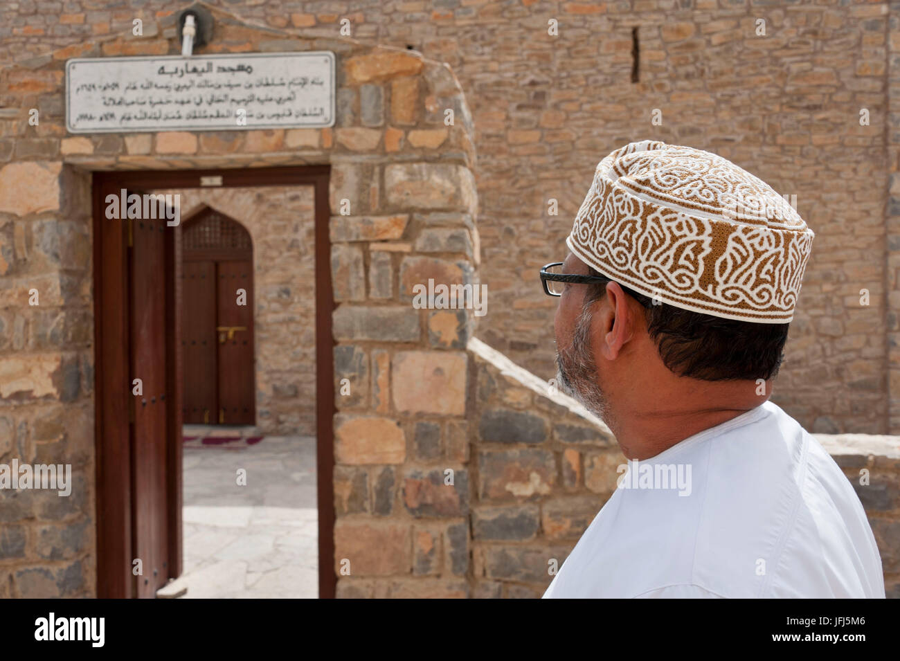 Arabien, Arabische Halbinsel, Sultanat Oman, Saiq plateau, Jebel Akhdar, Birkat, Mann am Eingang Stockfoto