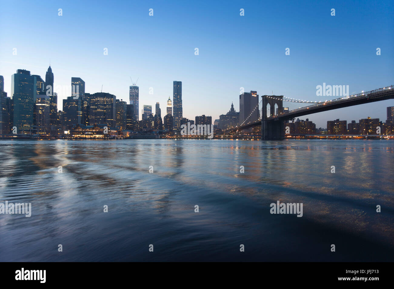 Skyline mit Einbruch der Dunkelheit, Manhattan, New York City, New York, den USA, Nordamerika Stockfoto
