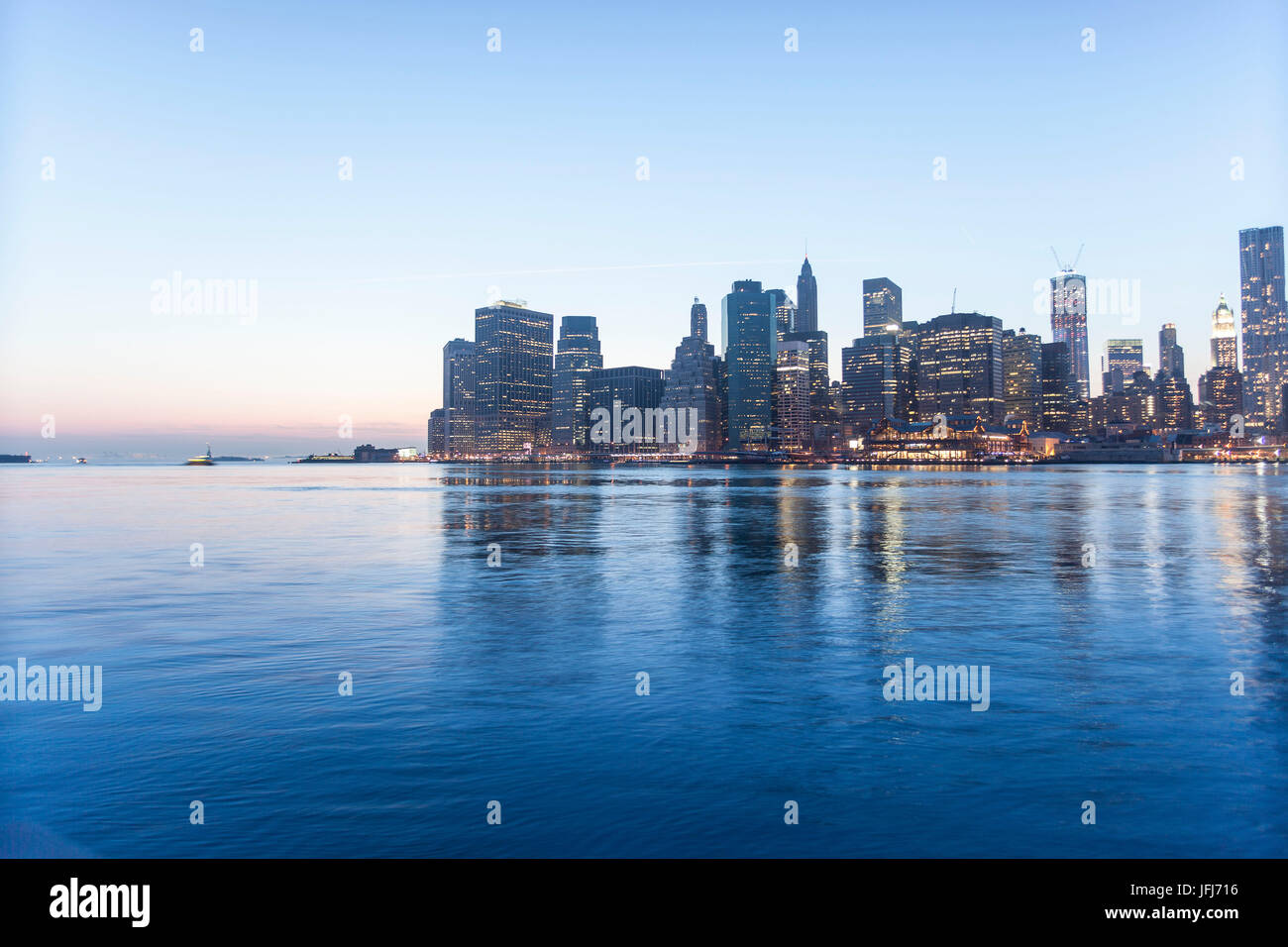 Blick auf Skyline in der Abenddämmerung, Manhattan, New York City, New York, USA, Nordamerika Stockfoto