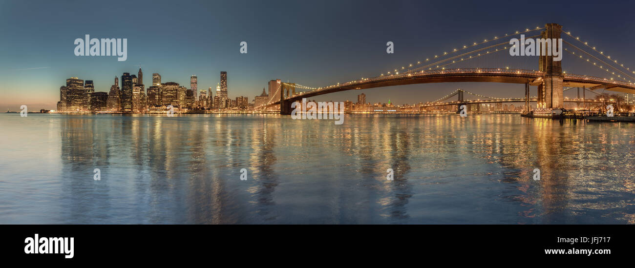 Skyline mit Brooklyn Bridge bei Dämmerung, Manhattan, New York City, New York, USA, Nordamerika Stockfoto