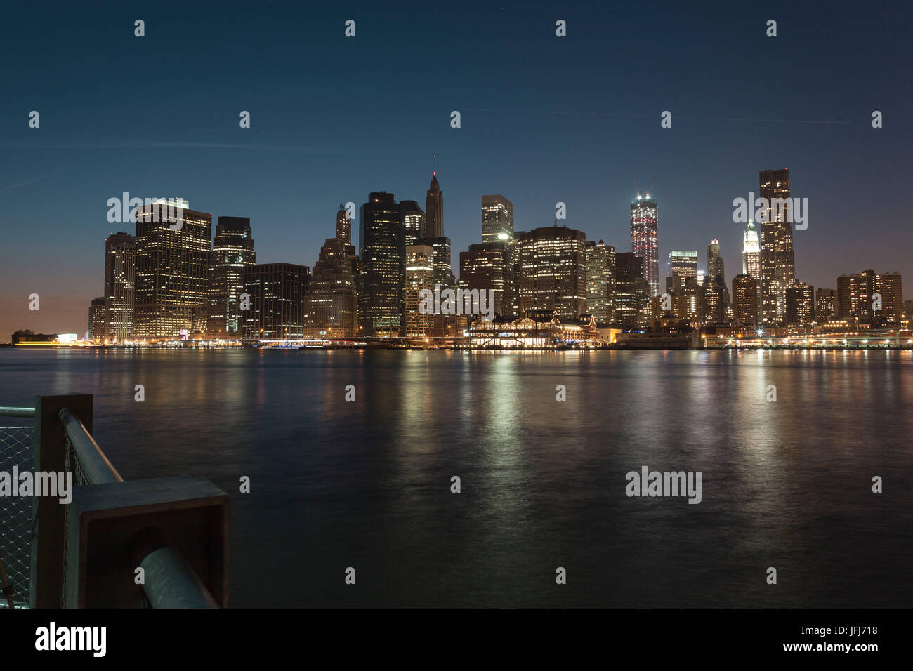 Skyline bei Nacht, Manhattan, New York City, New York, den USA, Nordamerika Stockfoto