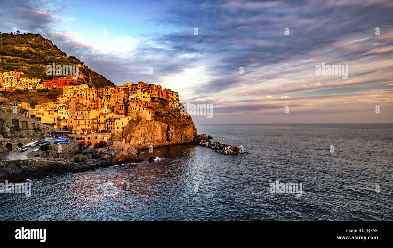 Blick auf Manarola bei Sonnenuntergang, Riomaggiore, Cinque Terre, Provinz La Spezia, Ligurien, Italien Stockfoto