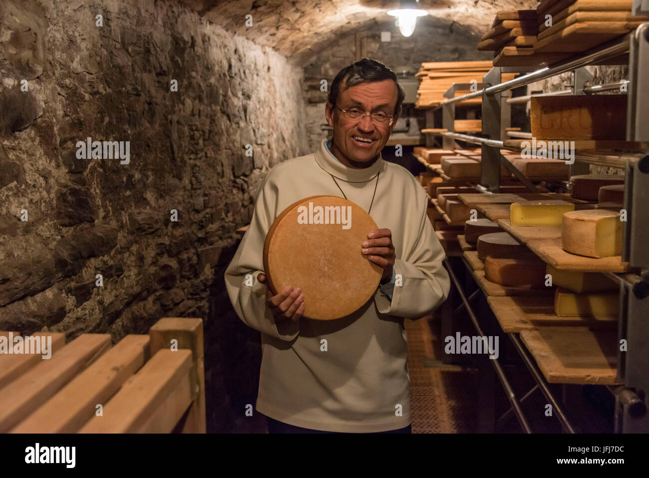 Großer Sankt Bernhard, Orsières, Wallis, Schweiz / Colle del Grand San Bernardo / Col Du Grand Saint-Bernard, Walliser Alpen, Höhe 2,469 m, Hospiz auf dem großen Sankt Bernhard, Hospiz von der Austin-Chorherren, Canonici Regulares Congregationis Sancti Bernardi, Herrn Raphael im Keller Käse Keller Stockfoto