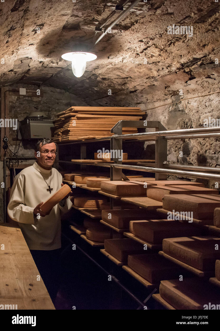 Großer Sankt Bernhard, Orsières, Wallis, Schweiz / Colle del Grand San Bernardo / Col Du Grand Saint-Bernard, Walliser Alpen, Höhe 2,469 m, Hospiz auf dem großen Sankt Bernhard, Hospiz von der Austin-Chorherren, Canonici Regulares Congregationis Sancti Bernardi, Herrn Raphael im Keller Käse Keller Stockfoto