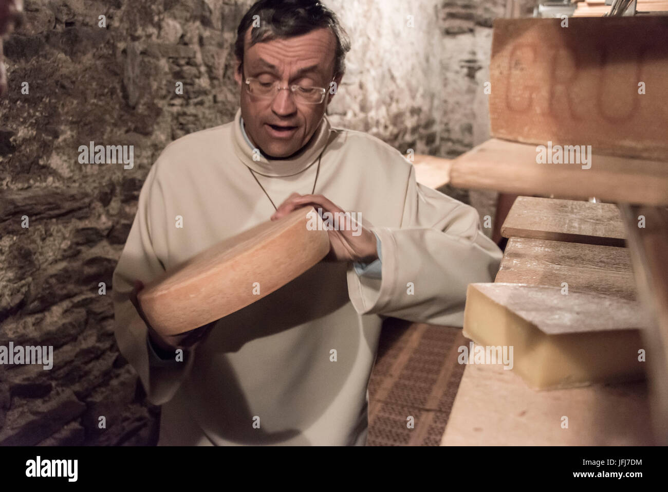 Großer Sankt Bernhard, Orsières, Wallis, Schweiz / Colle del Grand San Bernardo / Col Du Grand Saint-Bernard, Walliser Alpen, Höhe 2,469 m, Hospiz auf dem großen Sankt Bernhard, Hospiz von der Austin-Chorherren, Canonici Regulares Congregationis Sancti Bernardi, Herrn Raphael im Keller Käse Keller Stockfoto