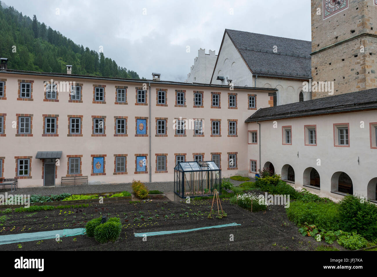 Schweiz, Kanton Graubünden, Müstair, Benediktiner-Abtei St. Johann im Münstertal, Schwestern, Gemüsegarten Stockfoto