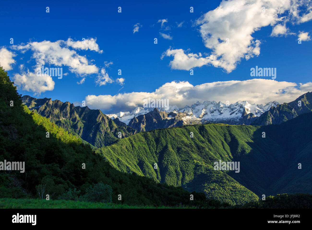 Die schneebedeckten Gipfel und die grünen Berge Rhätischen Alpen Masino Tal Valtellina Lombardei Italien Europa Stockfoto