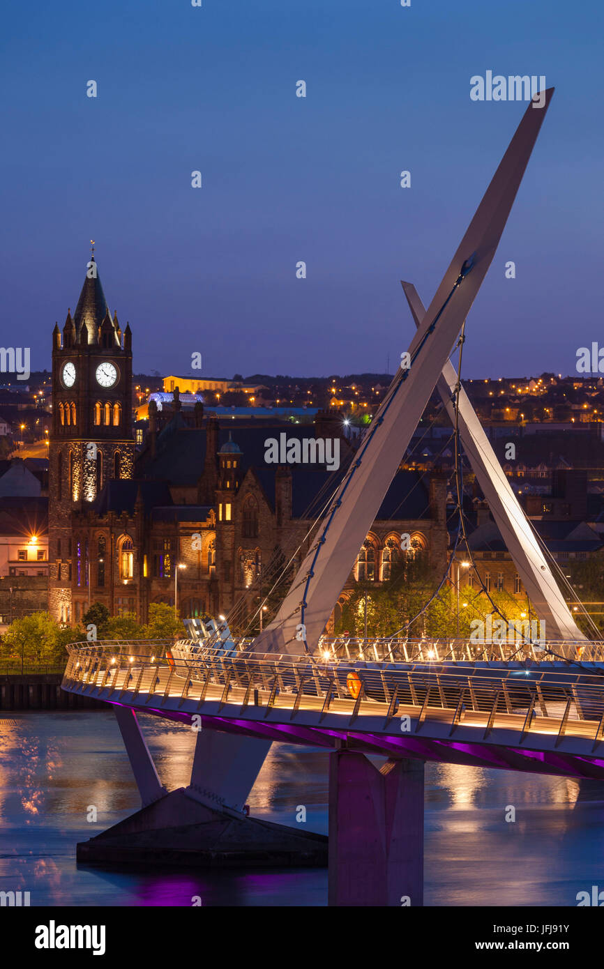 Großbritannien, Nordirland, County Londonderry, Derry, die Peace Bridge über den Fluss Foyle, Dämmerung 2011 Stockfoto