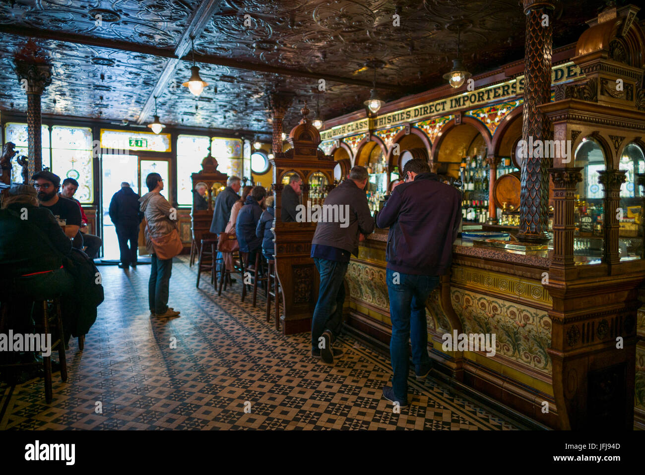 Großbritannien, Nordirland, Belfast, Crown Liquor Saloon, historische 1885 Bar, Innenraum Stockfoto