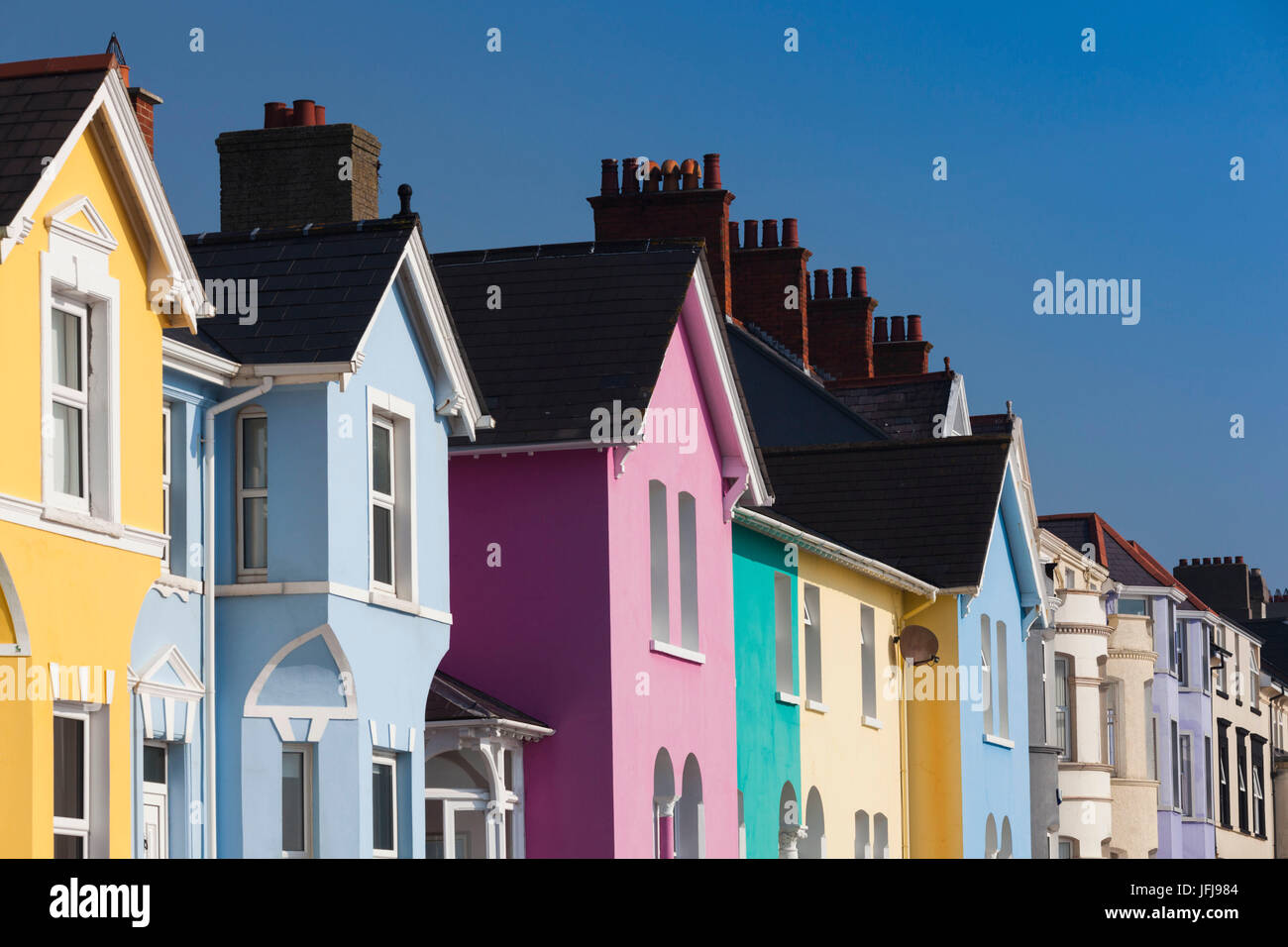 Großbritannien, Nordirland, County Antrim, Whitehead, bunte Häuser Stockfoto