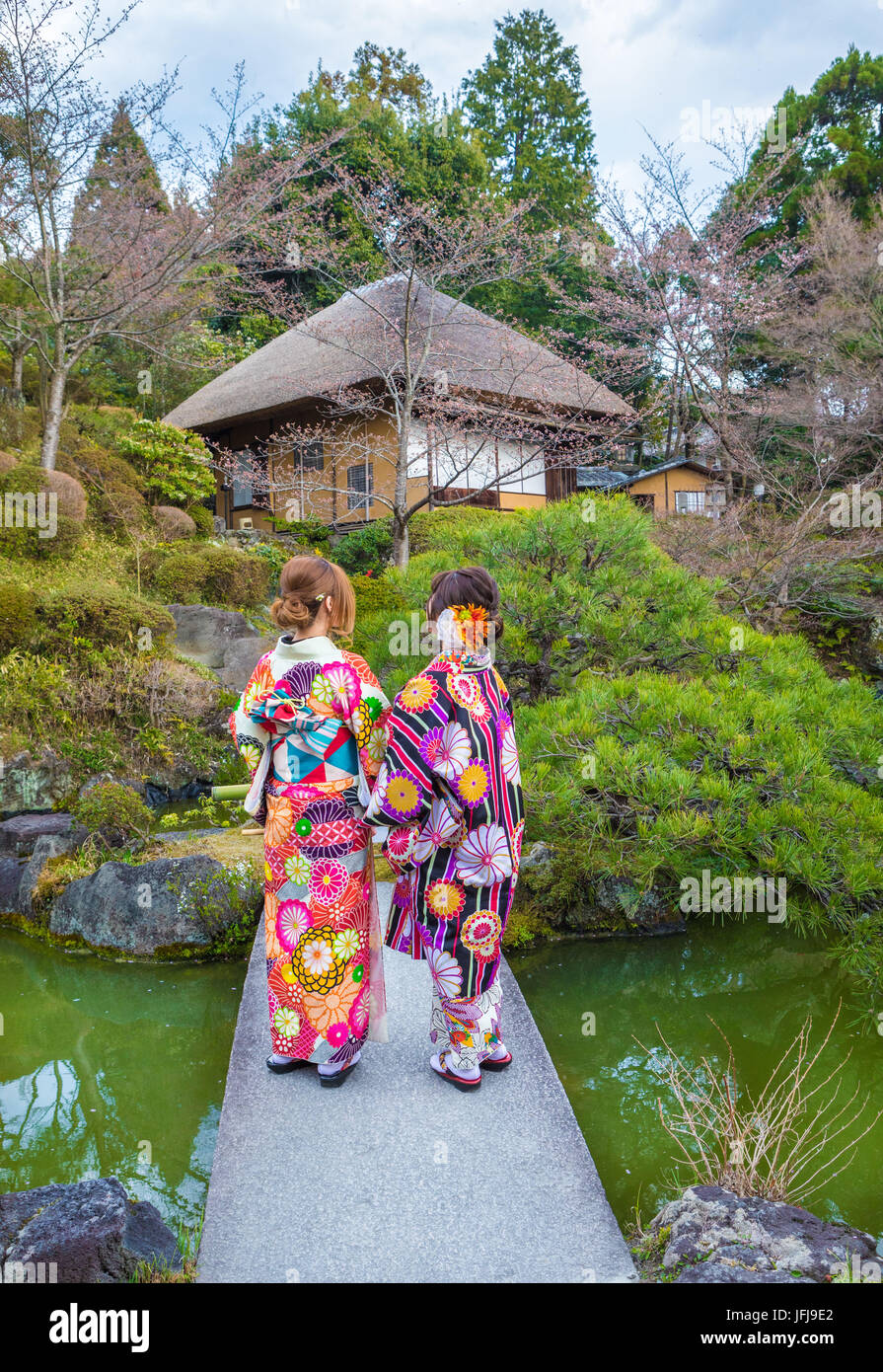 Japan, Kyoto City, Mädchen im Garten Stockfoto