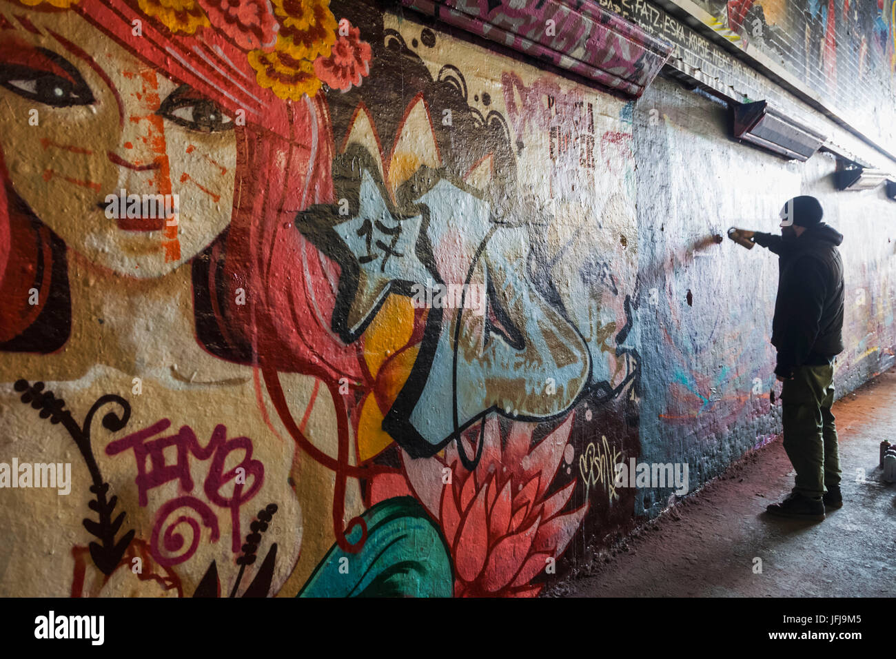 England, London, Lambeth, Waterloo, Leake Street, Graffiti und Wand Kunst Tunnel, Graffiti-Künstler bei der Arbeit Stockfoto