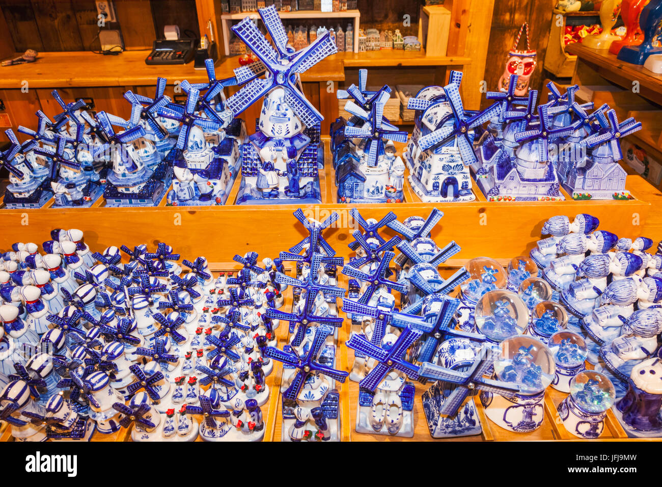 Europa, Niederlande, Amsterdam, Souvenir Keramik Windmühlen Stockfoto