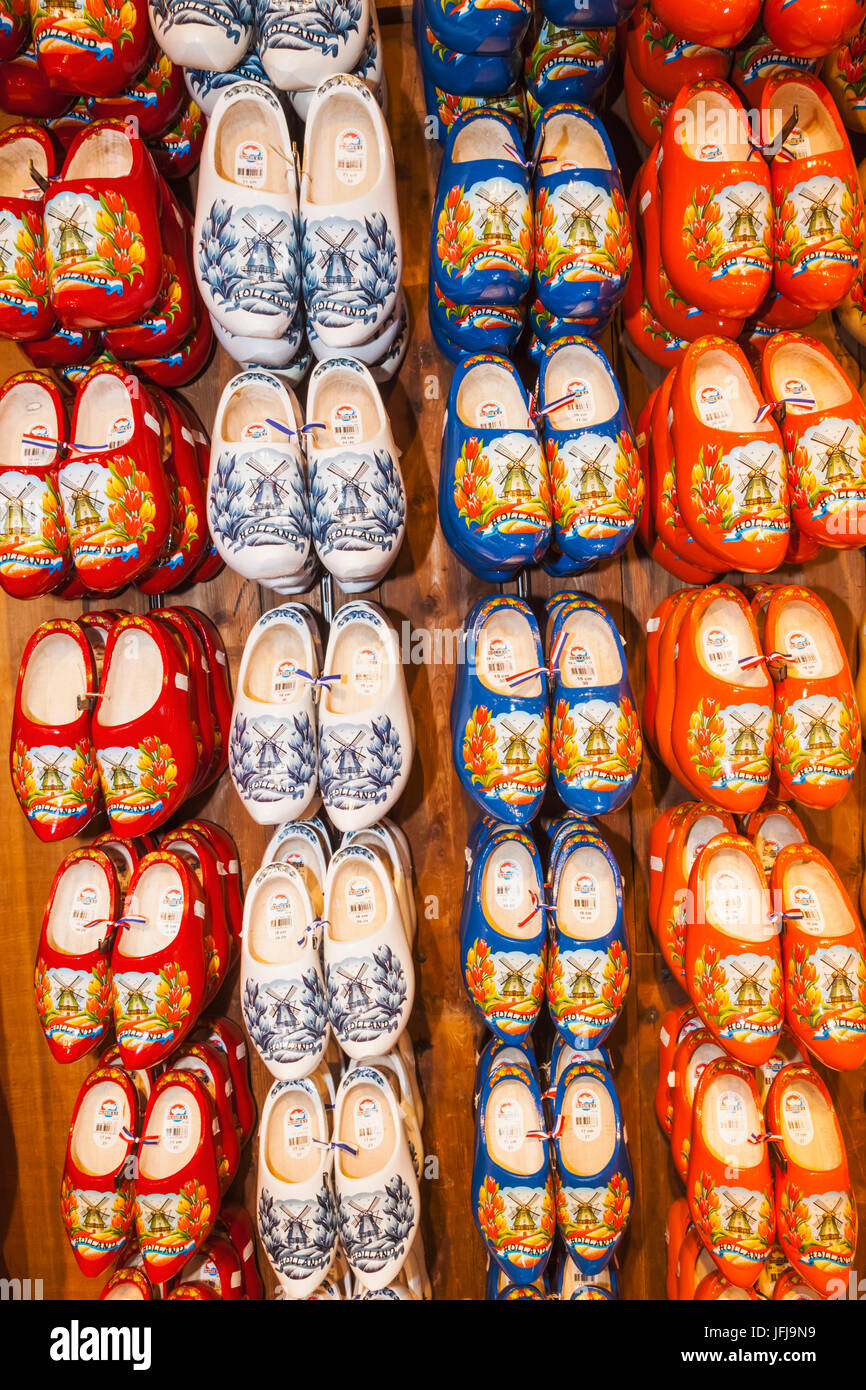 Europa, Niederlande, Amsterdam, Souvenir Shop Anzeige der bunten Holzschuhe Stockfoto