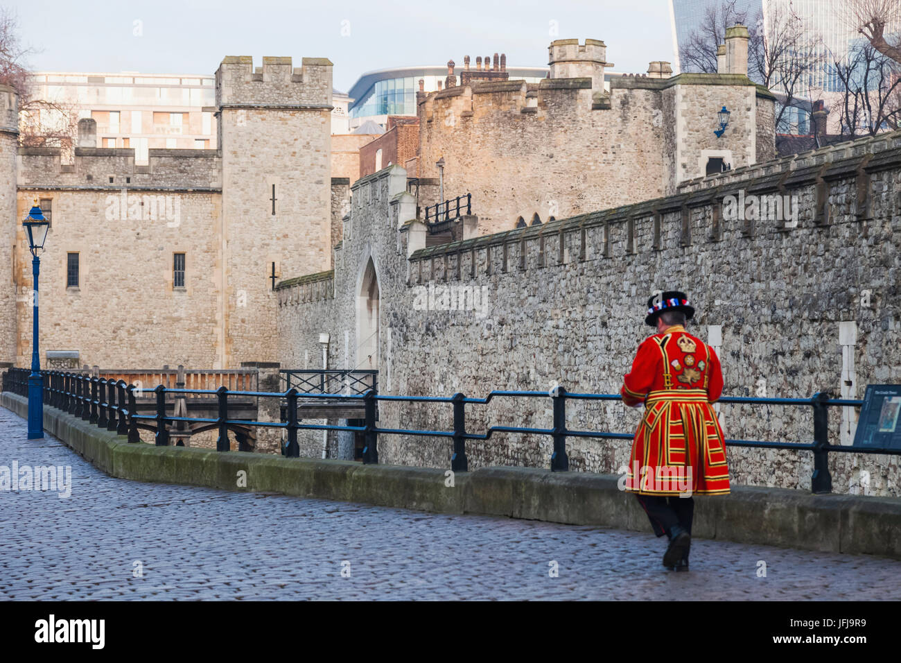 England, London, Tower of London, Tower Wände und Beefeater Stockfoto