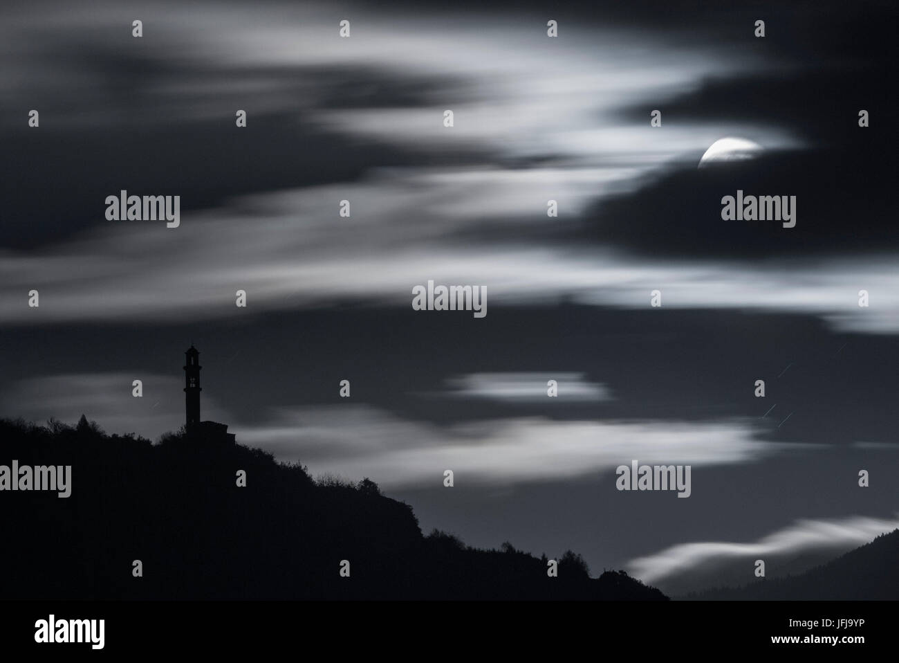 Europa, Italien, Lombardei, Valtellina, Vollmond-Nacht mit italienischen Berge Kirche des Somatassa in der silhouette Stockfoto