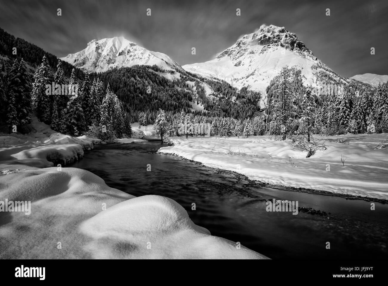 Gaver es schlicht, Adamello Naturpark, Provinz Brescia, Lombardei, Italien, Gaver schlicht an der Wintertag, im Hintergrund die imposante Cornone di Blumone Stockfoto
