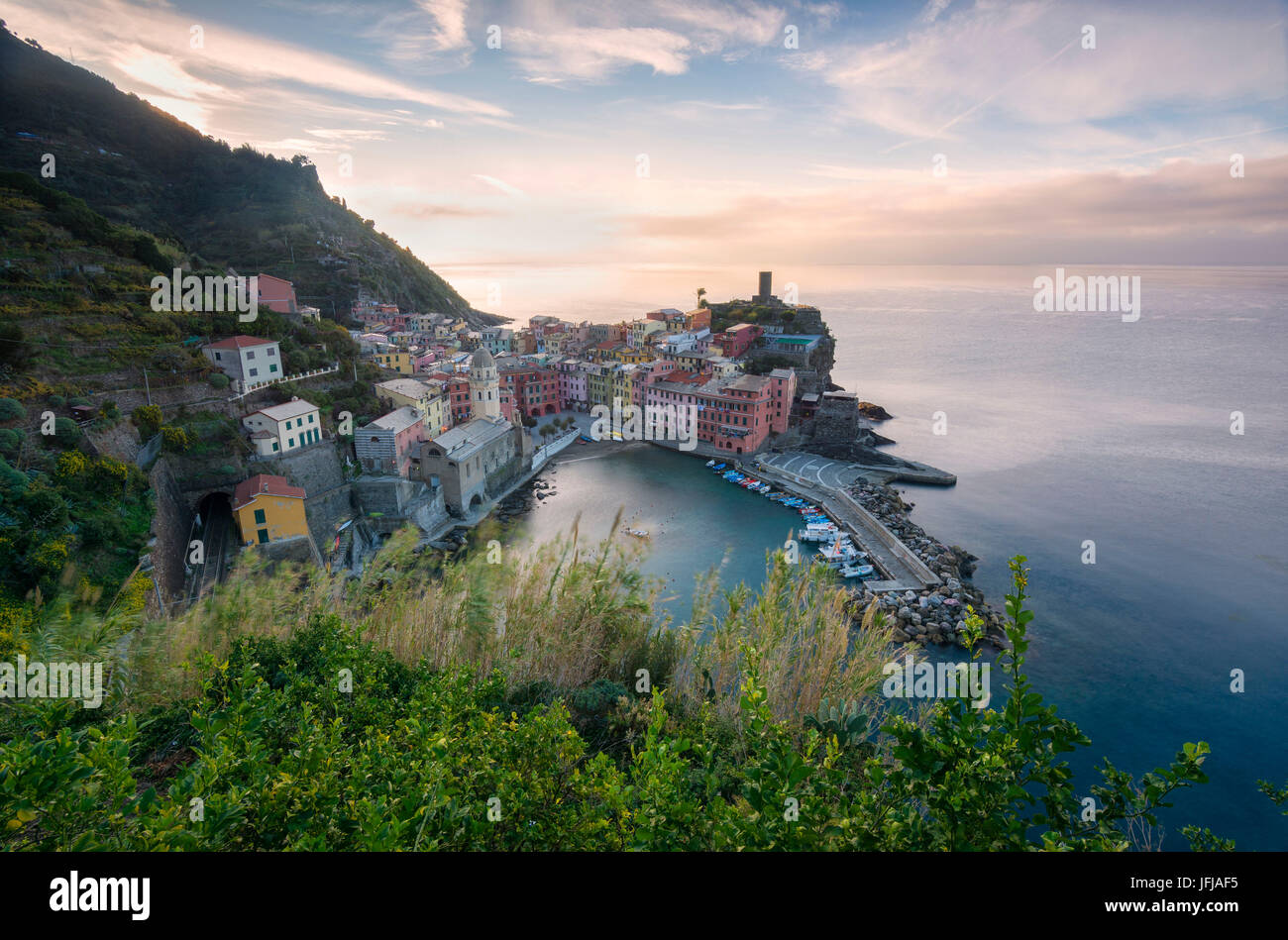 Sonnenaufgang in Vernazza, 5 Terre Naturpark, Provinz La Spezia, Ligurien, Italien Stockfoto