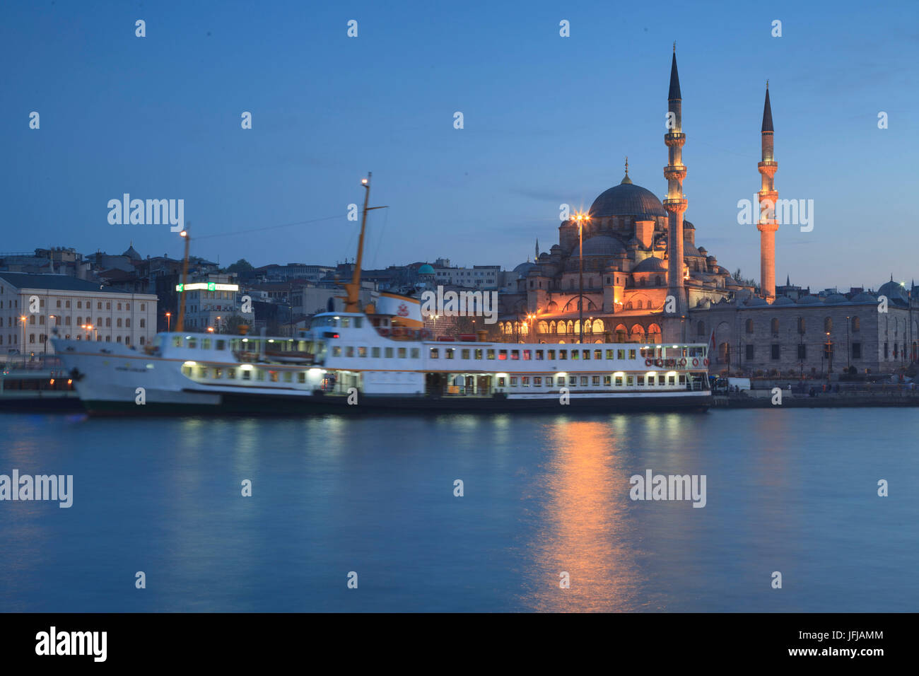 Yeni Cami Moschee gesehen von Galata-Brücke in Istanbul, Türkei, Europa Stockfoto