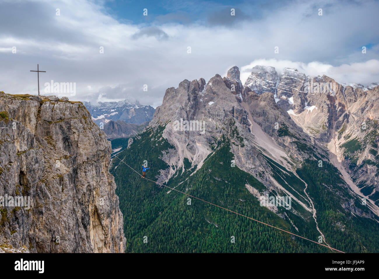 Mann tut eine Highline (Slackline), Monte Piana, Dolomiten, Alto Adige, Südtirol, Italien, Veneto, im Hintergrund der Cristallo Berg Stockfoto