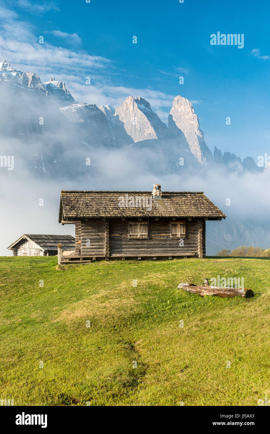 Passo Gardena, Dolomiten, Südtirol, Italien, Berghütte vor den Bergen der Sellagruppe Stockfoto