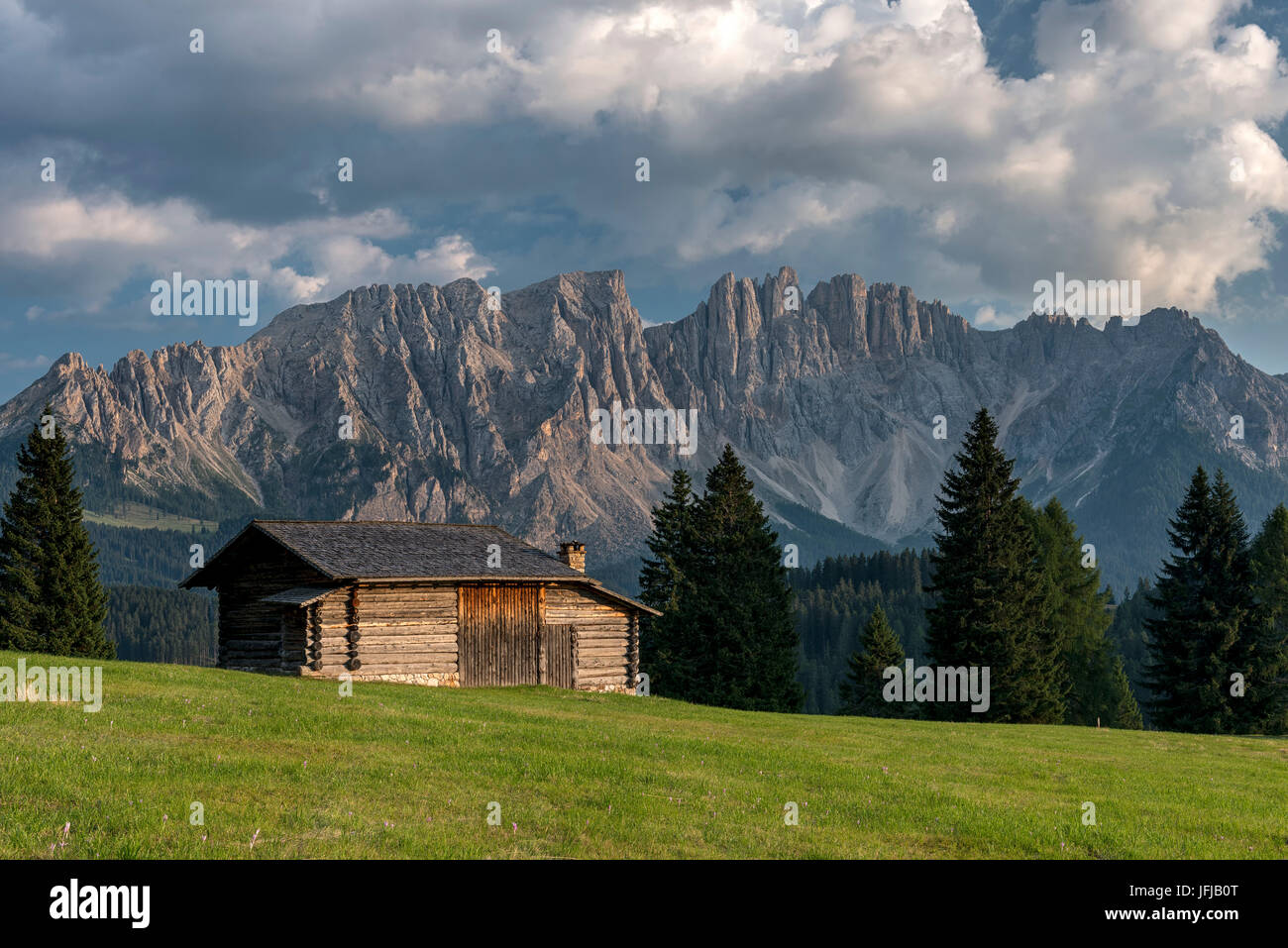 Karersee, Dolomiten, Südtirol, Italien, Berg Hütte auf den Weiden der Colbleggio, im Hintergrund der Gipfel des Latemar Stockfoto
