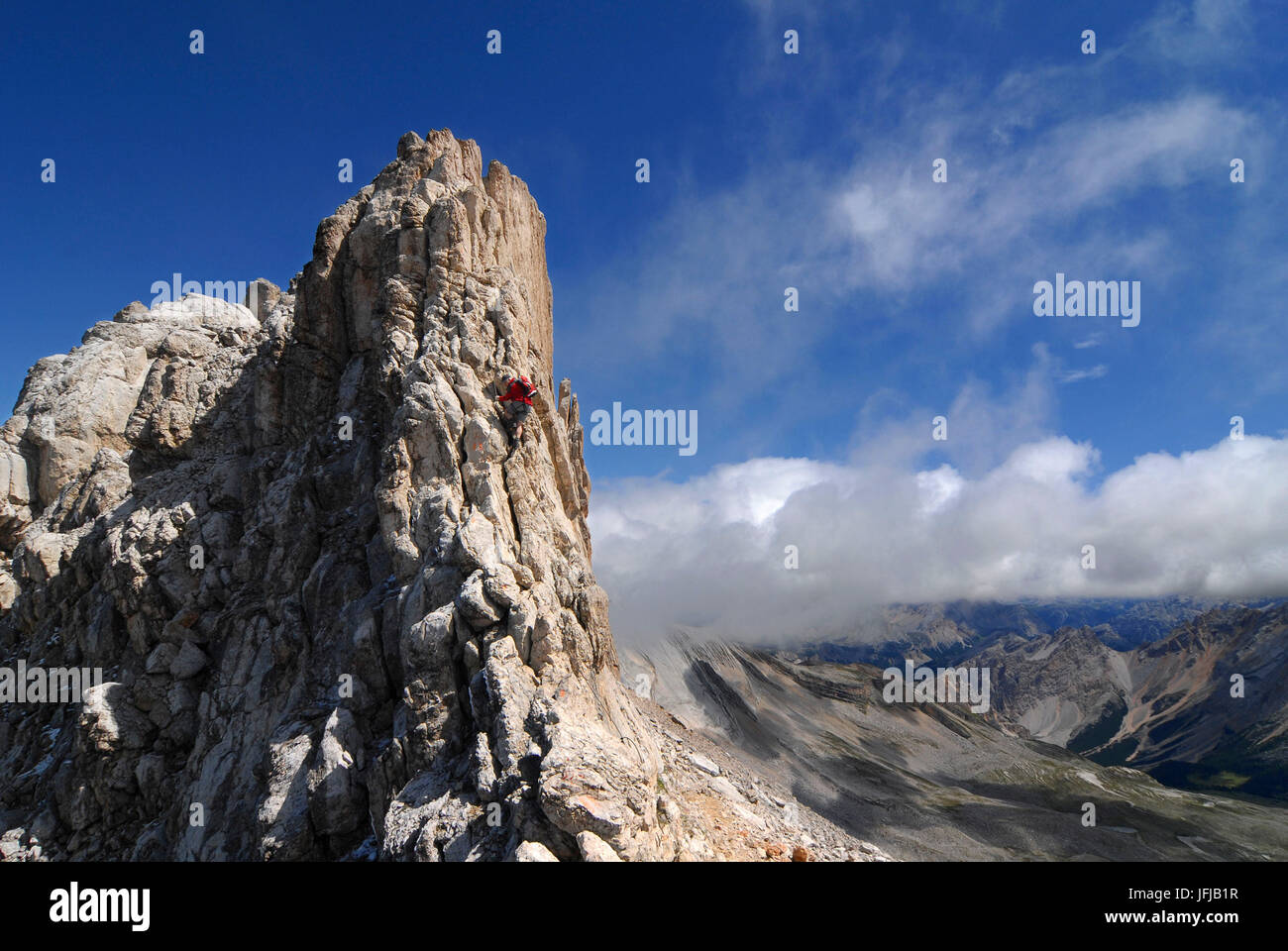 Alta Badia, Dolomiten, Südtirol, Italien, Bergsteiger auf den Klettersteig von der Cima Dieci / Zehnerspitze in den Dolomiten der Fanes Stockfoto