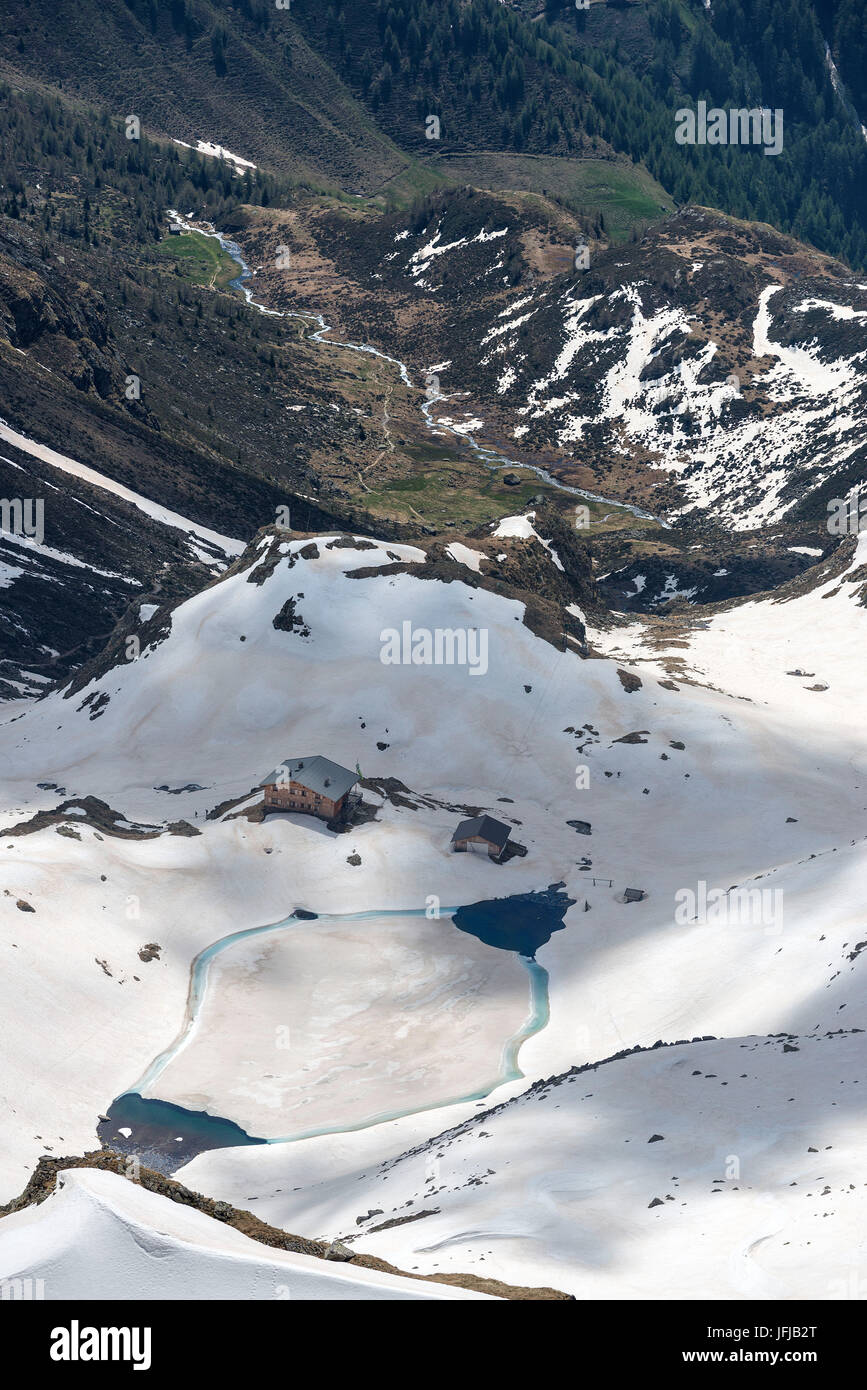 Terenten, Südtirol, Italien, Refugio Lago di Pausa / Tiefrastenhuette und den zugefrorenen See Stockfoto