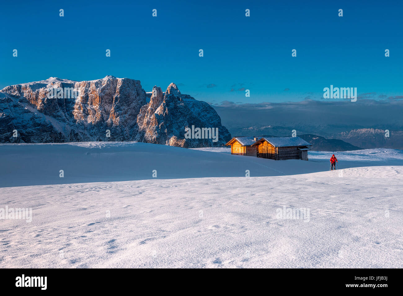 Alpe di Seis/Seiser Alm, Dolomiten, Südtirol, Italien, Ski-Bergsteiger auf Plateau Bullaccia/Puflatsch, im Hintergrund die Gipfel von Schlern/Schlern Stockfoto