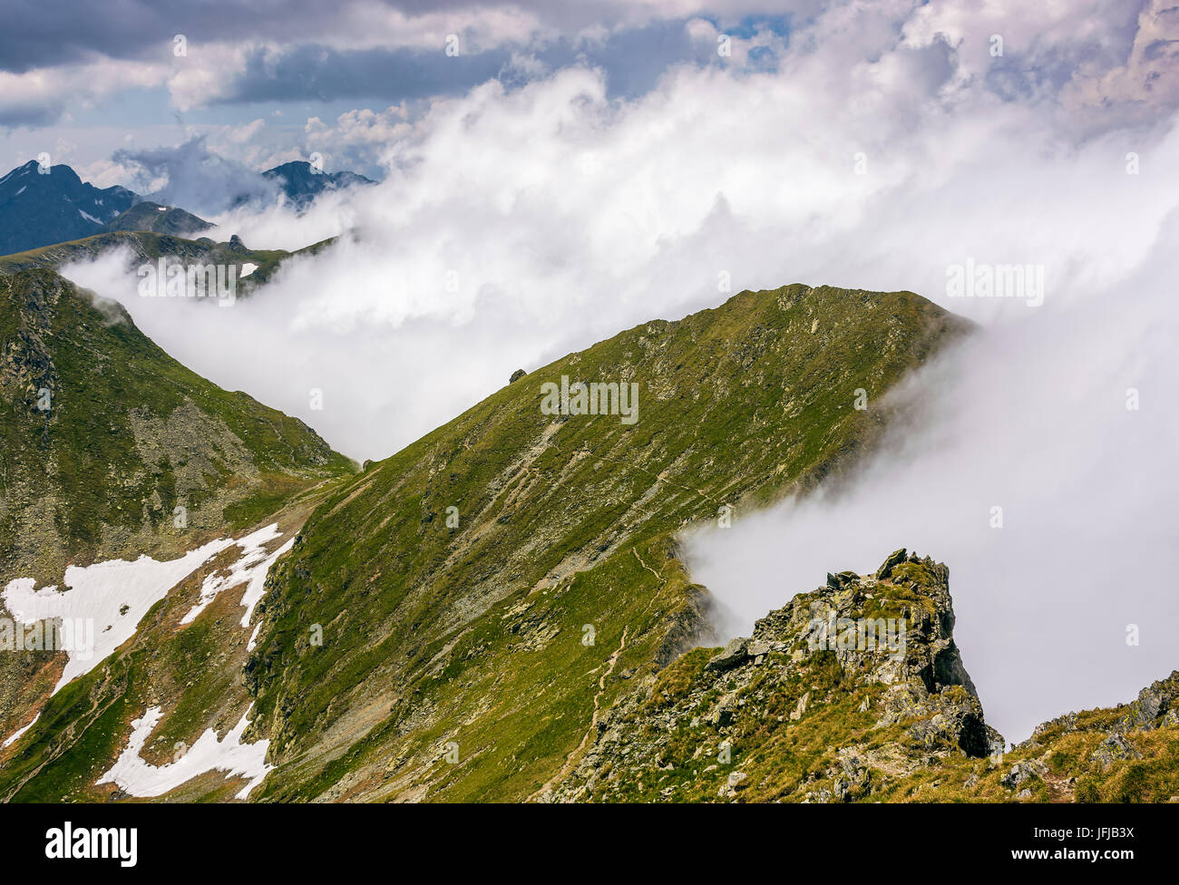 Rand der steilen Hang auf felsigen Hügel in nebligen Wetter. dramatische Landschaft in Bergen Stockfoto