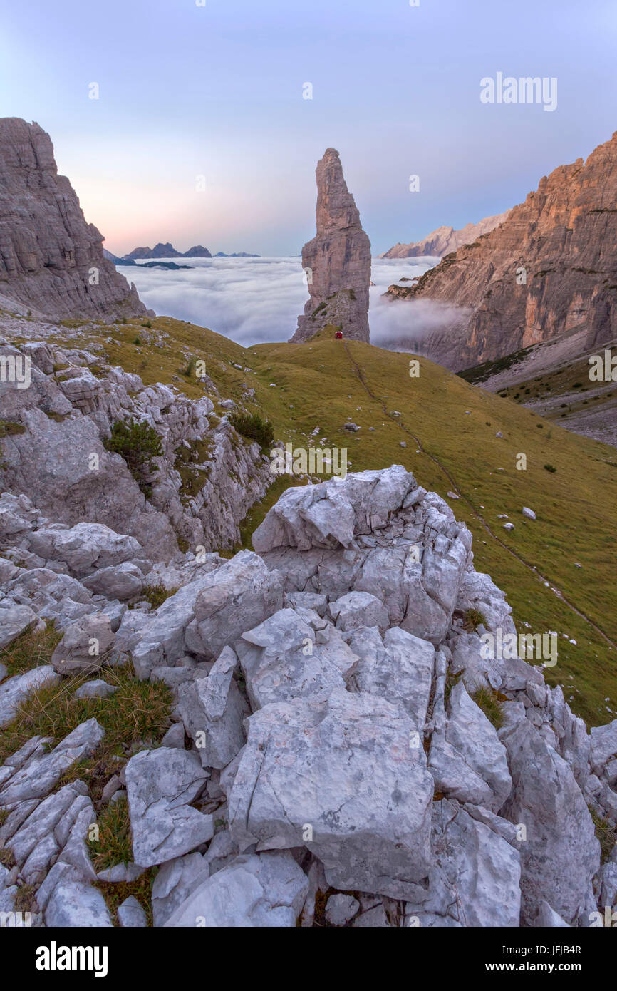 Die Campanile di Val Montanaia in den Dolomiten Friaul mit den kleinen Perugini Biwak auf seinen Fuß, Cimolais, Dolomiten, Friaul, Italien, Europa Stockfoto