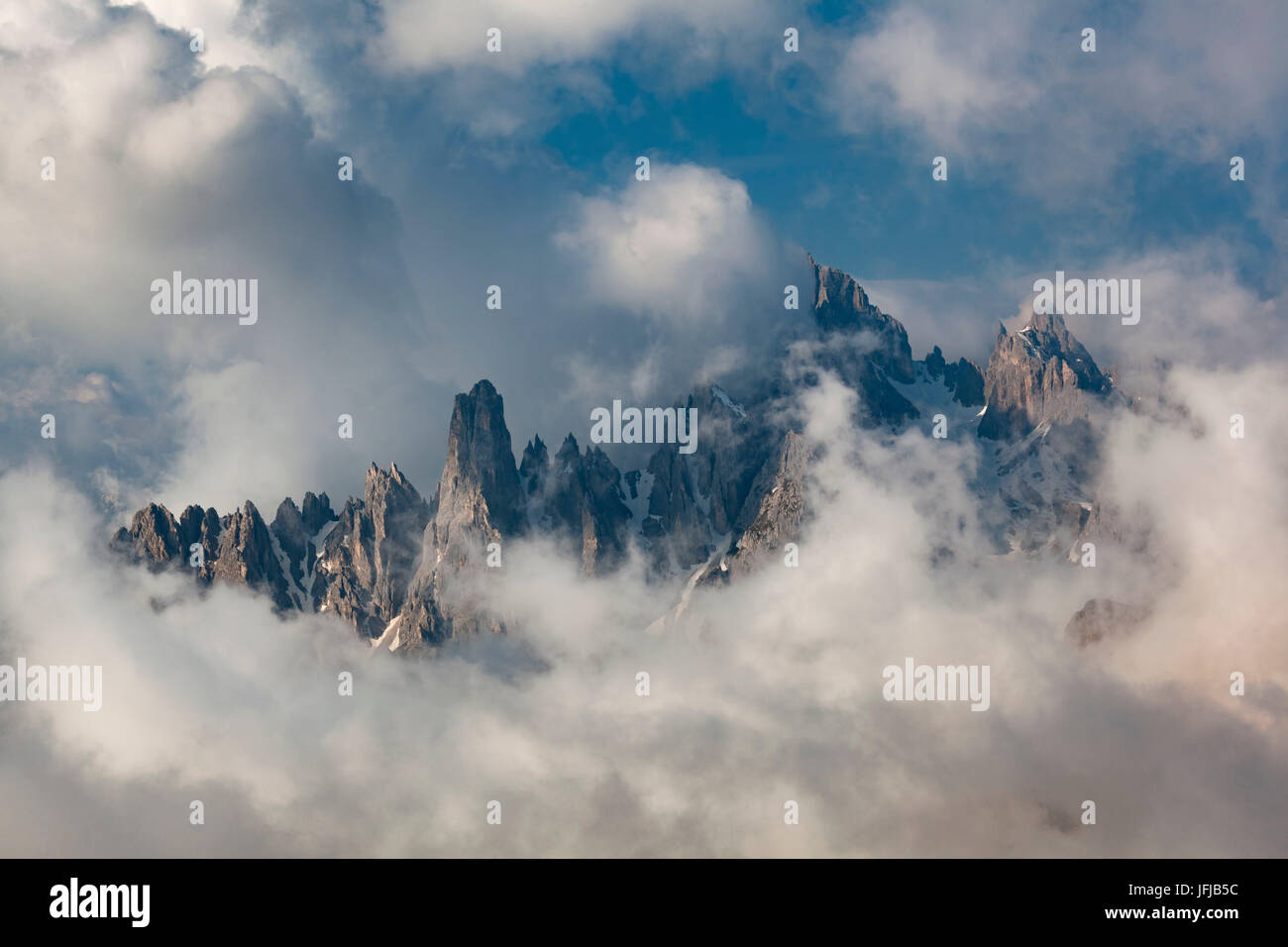 Europa, Italien, Veneto, Belluno, Cadini des Msurina aus den Wolken, Dolomiten Stockfoto