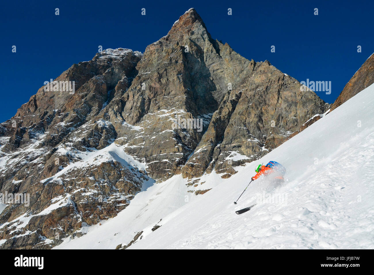 Skibergsteiger bilden Furggen Pass mit Matterhorn (Cervino) auf Hintergrund, Valtournenche, Aostatal, Italien Stockfoto