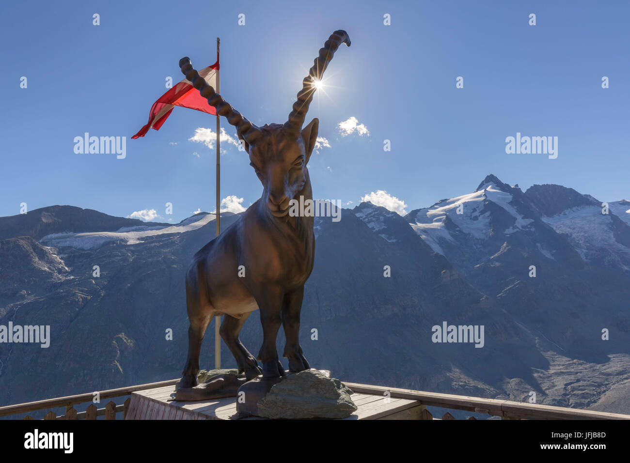 Europa, Österreich, Carinthia, Hohe Tauern, Glockner Gruppe, ein Steinbock Bronze-Statue in der Nähe von Kaiser Franz Josefs-Haus, auf dem Hintergrund der Grossgockner Stockfoto