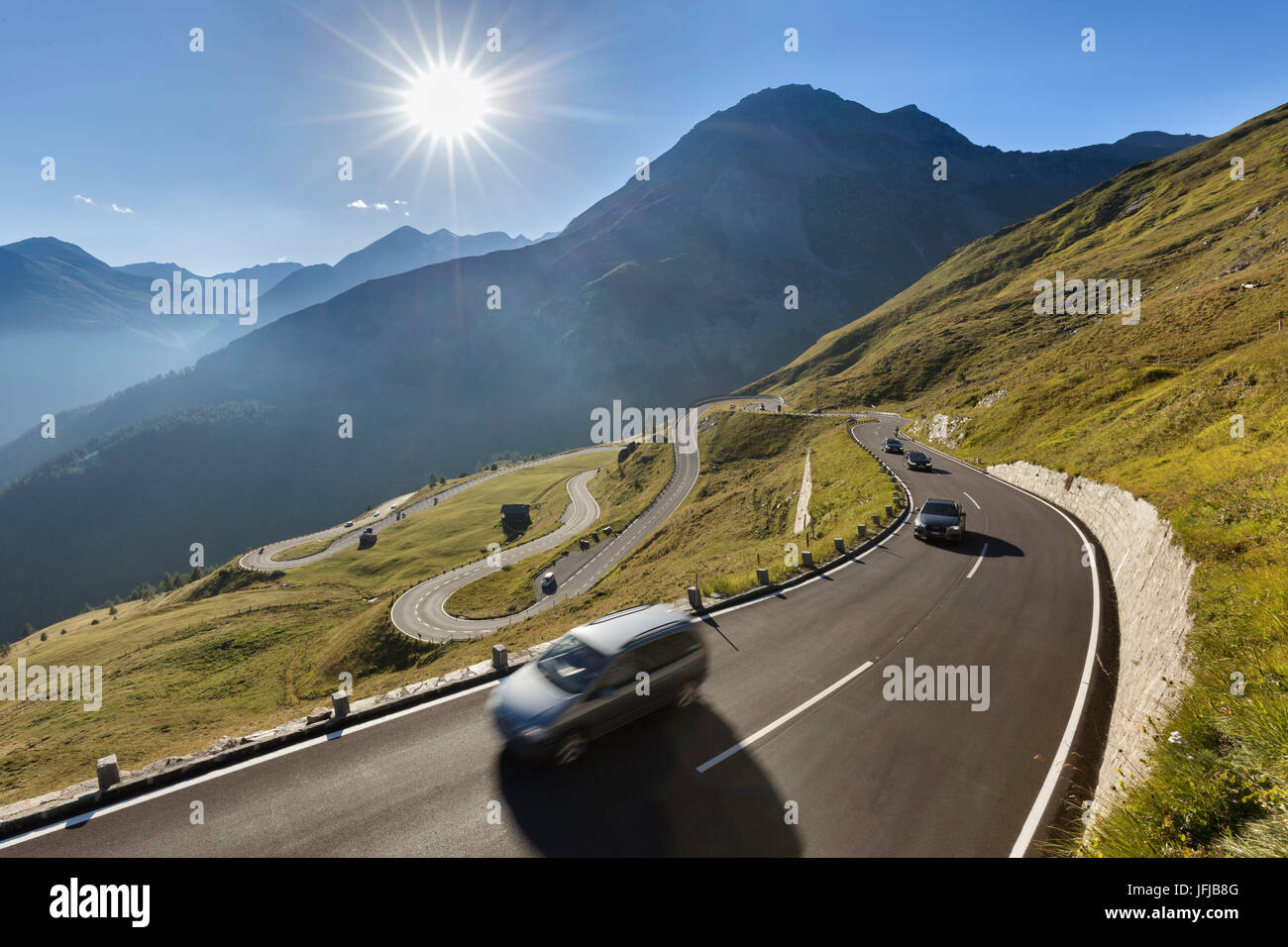 Europa, Österreich, Carinthia, Hohe Tauern, Autos entlang der Großglockner Hochalpenstraße im Sommer, Stockfoto