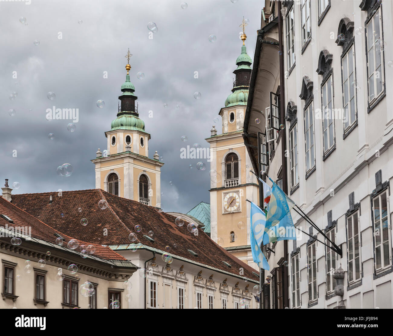 Europa, Slowenien, Ljubljana, Seifenblasen in der Nähe von St. Nikolaus-Kathedrale im Stadtzentrum Stockfoto