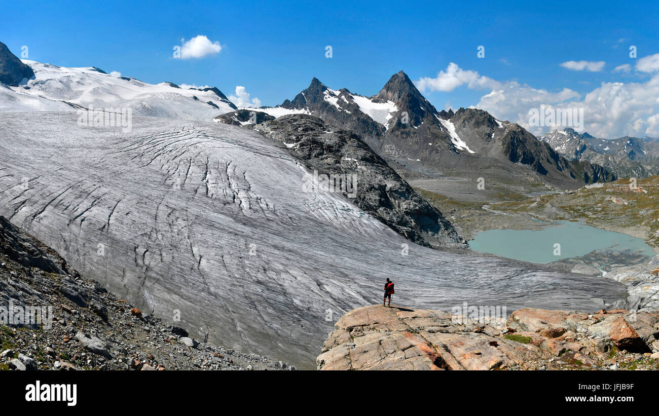 Trekker bewundern Rutor-Gletscher in der Nähe Deffeyes Refuge, Grand Assaly-Gipfel am Hintergrund, La Thuile Tal, Aostatal, Italien, Europa Stockfoto