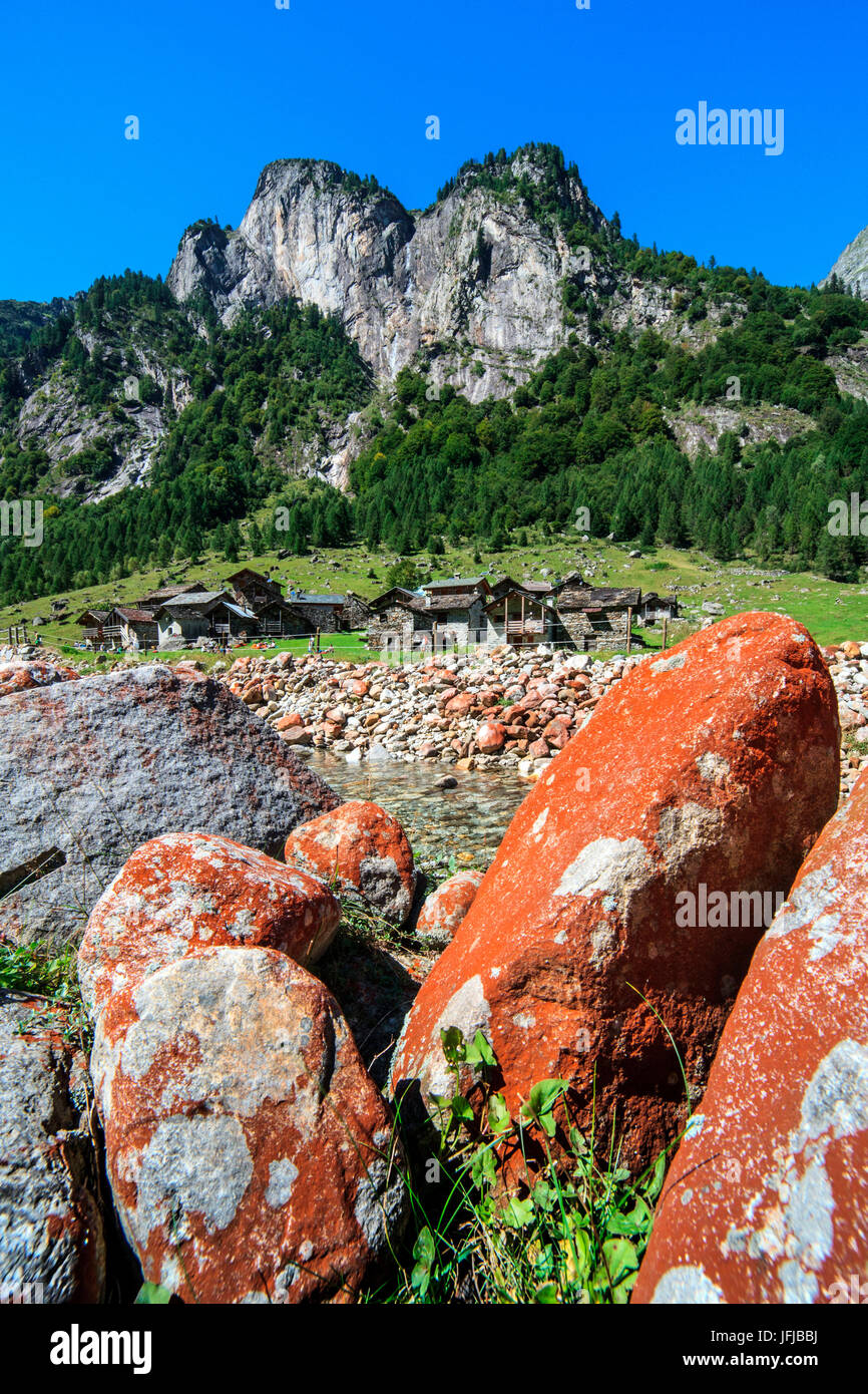 Roten Felsen im Bodengo Tal, Corte Terza Dorf, Chiavenna Tal, Lombardei, Italien Stockfoto