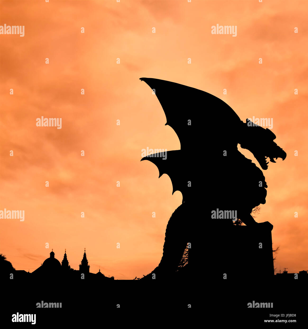 Europa, Slowenien, Ljubljana, Silhouette der Drachenstatue bei Sonnenuntergang Stockfoto