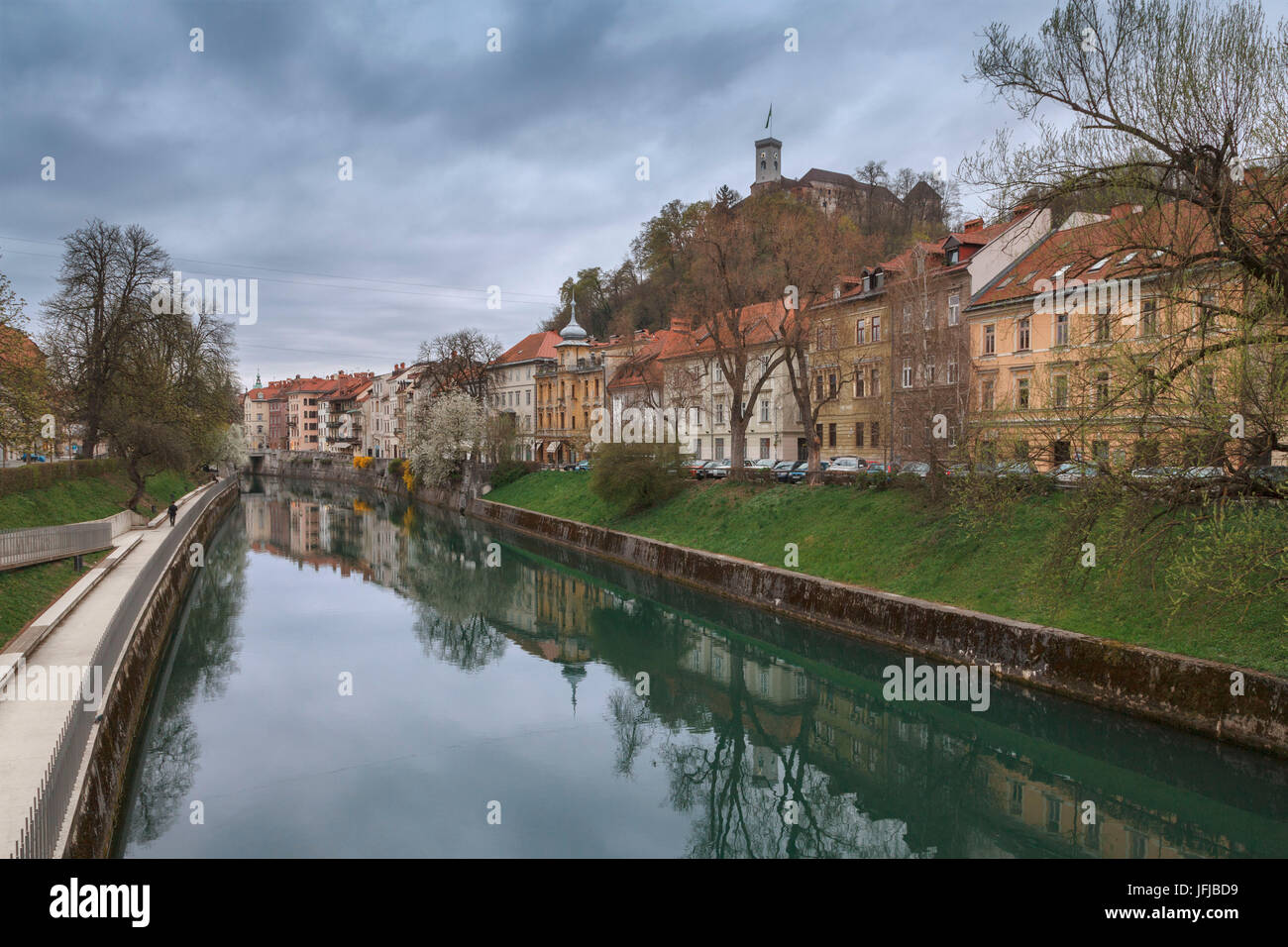 Europa, Slowenien, Ljubljana, Gebäude am Fluss Ljubljanica im zeitigen Frühjahr Stockfoto